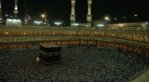Muzułmańscy pielgrzymi gromadzą się wokół Hadżaru, świętego kamienia islamu w Mekce w Arabii Saudyjskiej.