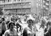 Ulica 1 Maja, godzina 13.10. Manifestanci idą w stronę budynku KW PZPR. Radom, 25 czerwca 1976 