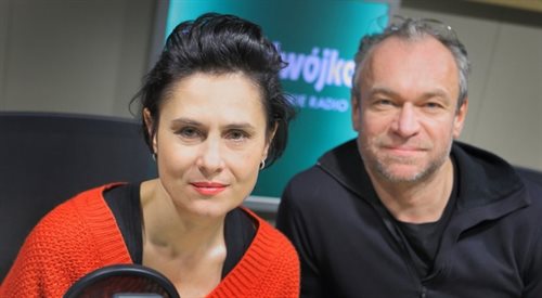 W rolach głównych w słuchowisku usłyszymy aktorskie małżeństwo: Dorotę Landowską i Mariusza Bonaszewskiego