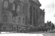 Śródmieście Północne. Kolumna niemieckich pojazdów pod ufortyfikowanym budynkiem Zachęty przy pl. Małachowskiego 3, lipiec 1944.