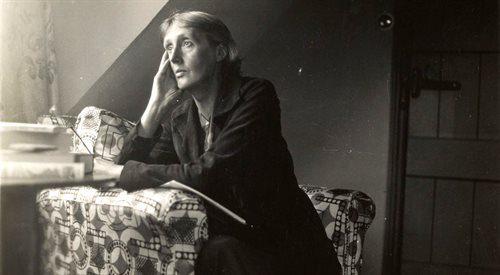 Virginia Woolf w swoim Domku Mnicha w angielskim Rodmell. Fotografia z lat 30. XX w.