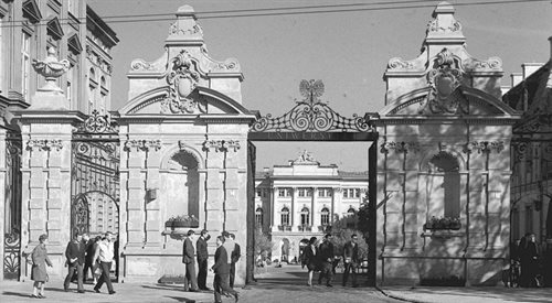 Brama Uniwersytetu Warszawskiego w latach 50.