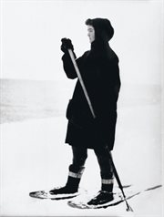 Jo Peary podczas samotnej przejażdżki na rakietach śnieżnych. Fotografia z książki Kari Herbert 