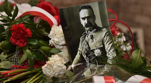 Marszałek Józef Piłsudski jest jedną z postaci historycznych, która, pomimo pewnych kontrowersji, wzbudza w Polakach poczucie dumy