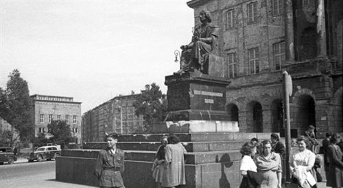 Pomnik Mikołaja Kopernika przy Krakowskim Przedmieściu w Warszawie. Warszawa, czerwiec 1946