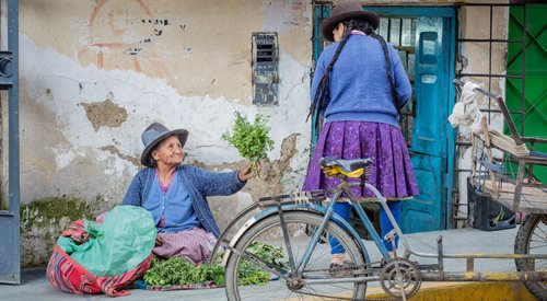 W każdej, nawet najmniejszej, miejscowości turyści mogą zrobić zakupy na targu. To właśnie tam można znaleźć najlepsze owoce, warzywa i zioła niezbędne w peruwiańskiej kuchni