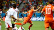 Arjen Robben próbuje przedrzeć się przez obronę Kostaryki
