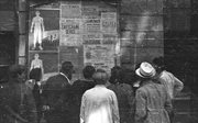 Ludność cywilna czytająca niemieckie obwieszczenie, o nakazie stawienia się do robót fortyfikacyjnych 100 tys. mężczyzn, po 27 lipca 1944.