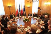 Spotkanie premiera RP Donalda Tuska (centrum-P) i przewodniczącego Rady Europejskiej Hermana Van Rompuya (centrum-L) z opozycją białoruską, 29 bm. w Warszawie