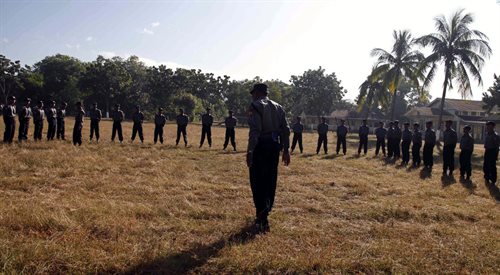 Ćwiczenia nowych członków Myanmar Police Force w birmańskim stanie Rakhine (dawny Arakan), 15 listopada 2016