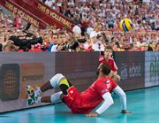 Francuz Earvin Ngapeth goni piłkę w meczu z Polską w grupie E mistrzostw świata siatkarzy w Łodzi
