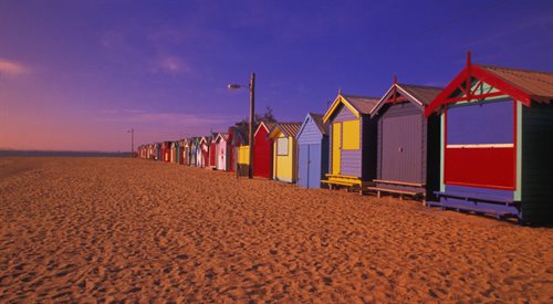 Kabiny na australijskiej plaży. Dostępne dla każdego, podobnie jak miejsca, w których można rozbić się na dziko