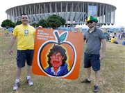 Brazylijscy kibice proszą Micka Jaggera o doping Holendrom - Jagger uważany jest w Brazylii za tego, który przynosi pecha. Był na meczu Brazylia - Niemcy (1:7)