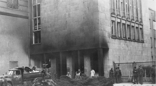 Spalony gmach KW PZPR w Radomiu po wydarzeniach Czerwca76