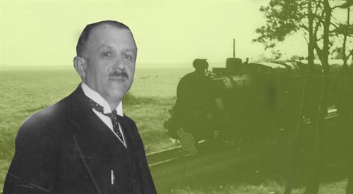 Kazimierz Bartel na tle pociągu.