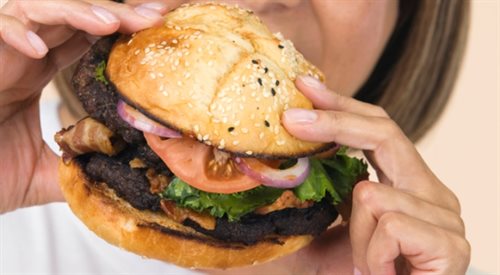 Jak trzymać burgera podczas jedzenia?