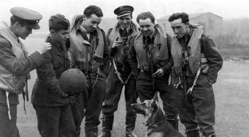 Polscy lotnicy podczas zabawy z psem w Anglii, pomiędzy 1940-1944.