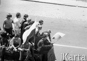 Pracownicy radomskich zakładów jadą przed budynek KW PZPR. 25 czerwca 1976