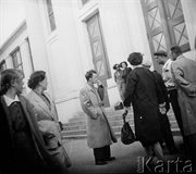 Na ulicach Poznania gromadzą się ludzie. Fotografie robią funkcjonariusze UB, czerwiec 1956