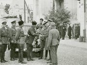 Dowódca 6. Korpusu Kawalerii Armii Czerwonej Andriej Jeremienko i delegacja dowództwa Wehrmachtu podczas rozmów o przebiegu linii demarkacyjnej, wrzesień 1939