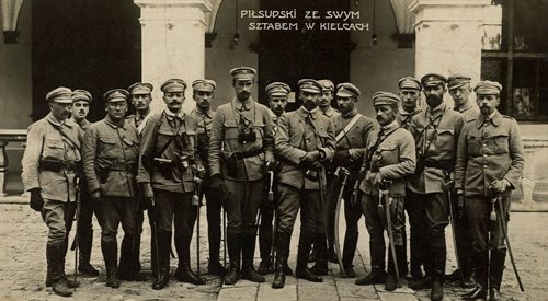 Płk Józef Piłsudski ze swoim sztabem przed Pałacem Gubernialnym w Kielcach w 1914