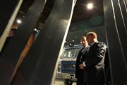 Prezydent Estonii Toomas Hendrik Ilves w towarzystwie dyrektora ECS Basila Kerskiego zwiedza Europejskie Centrum Solidarności w trakcie swojej wizyty w Gdańsku
