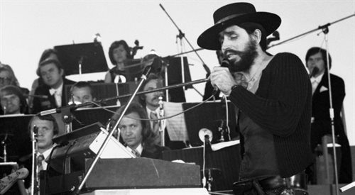 Czesław Niemen podczas XIII Krajowego Festiwalu Piosenki Polskiej w Opolu (KFPP), 24 czerwiec 1975