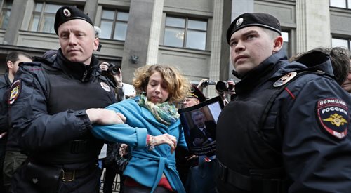 Policja zatrzymuje protestującą w Moskwie