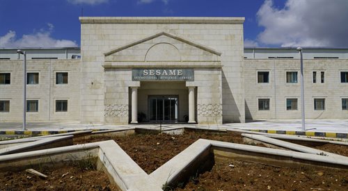 SESAME powołano do życia pod auspicjami UNESCO. Celem organizacji jest stworzenie światowej klasy centrum naukowego dla regionu, umożliwiając międzynarodową współpracę naukową ponad podziałami politycznymi, co było wielkim wyzwaniem