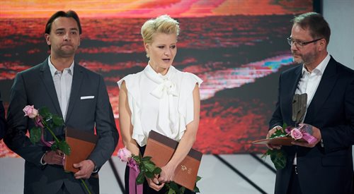 ktorzy (od lewej): Mariusz Ostrowski, Małgorzata Kożuchowska i Artur Żmijewski, odebrali nagrodę Grand Prix dla spektaklu telewizyjnego Ich czworo, podczas gali wręczenia nagród Festiwalu Dwa Teatry - Sopot 2016