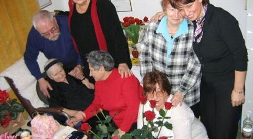95. rocznica urodzin Ireny Sendler, wśród gości córka Janina Zgrzembska i ocaleni z Holocaustu (m.in. Elżbieta Ficowska), Warszawa, 15 lutego 2005.