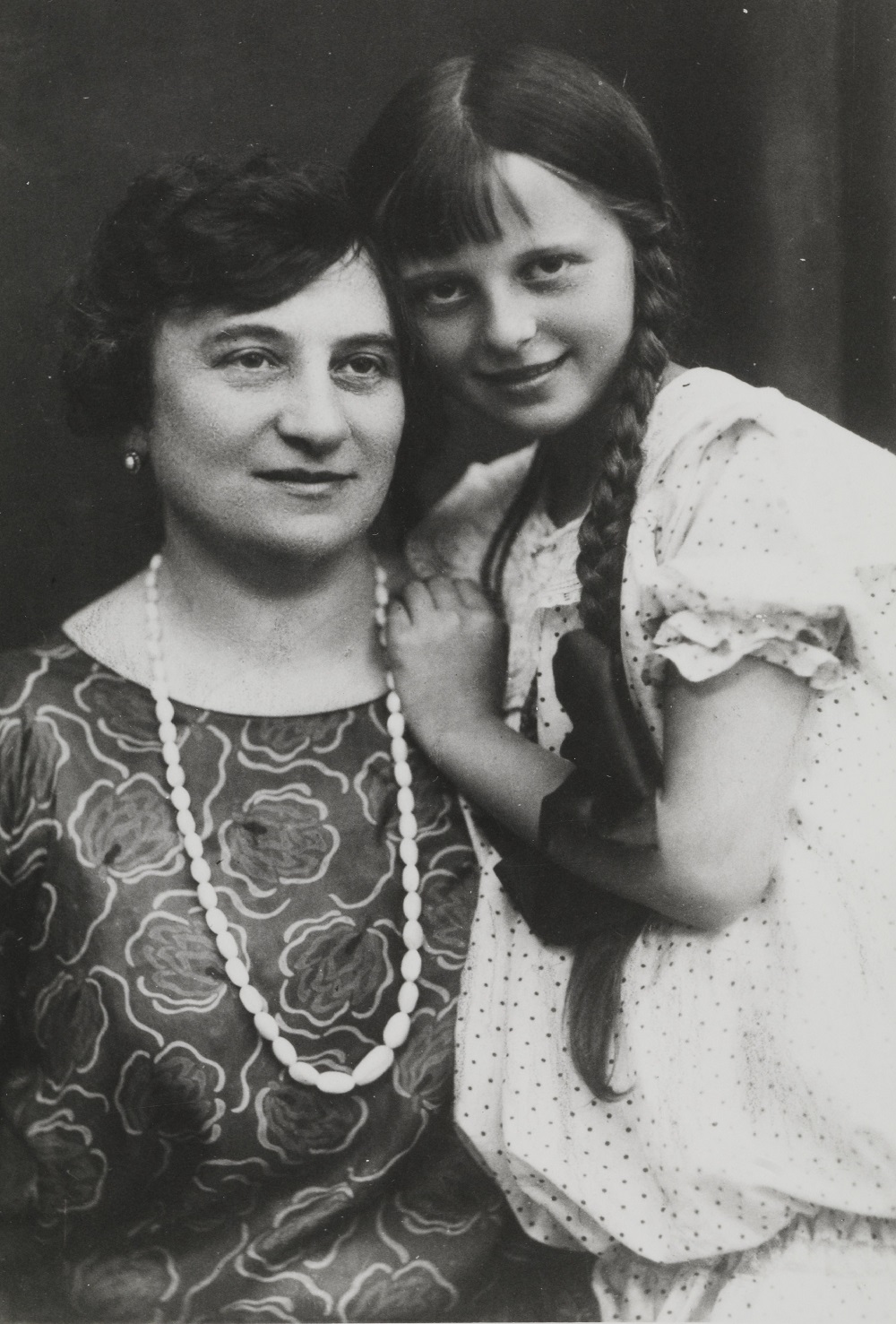 Elżbieta Barszczewska z matką Marią Heleną Szumską. Źródło: Polona/Domena publiczna 