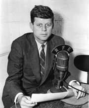 John  F. Kennedy, przyszły prezydent USA, przed mikrofonem RWE