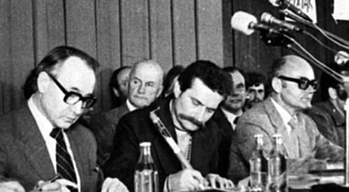 Podpisywanie porozumień gdańskich. Od lewej: Mieczysław Jagielski, Lech Wałęsa, Tadeusz Fiszbach, 31 sierpnia 1980.