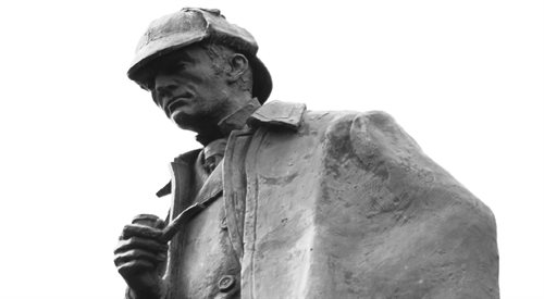 Pomnik Sherlocka Holmesa w Edynburgu. Bohater Conana Doylea stał się klasycznym wzorem detektywa, łącząc cechy angielskiego dżentelmena oraz naukowca