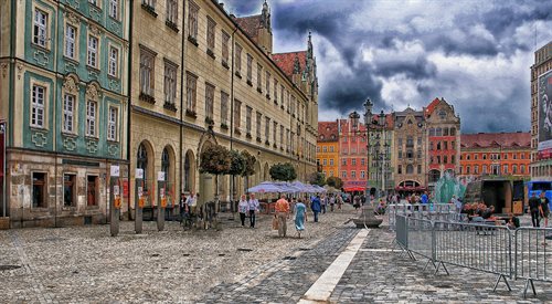 Europejska Stolica Kultury to europejskie miasto wybrane przez Unię Europejską, które w ciągu jednego roku może zaprezentować życie kulturalne miasta, całego regionu i państwa. W 2016 są to Wrocław i San Sebastin