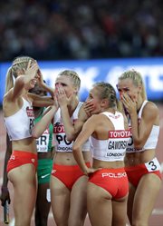 Polki (od lewej): Iga Baumgart, Małgorzata Hołub, Aleksandra Gaworska i Justyna Święty, cieszą się z brązowego medalu po finałowym biegu sztafetowym 4x400 m kobiet podczas lekkoatletycznych mistrzostw świata w Londynie