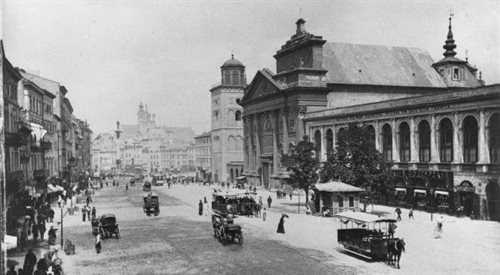 Warszawa 1870-1884. Ulica Krakowskie Przedmieście, dorożki i wagony tramwaju konnego oraz przystanek tramwajowy.