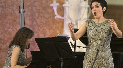 Olga Pasiecznik (na zdj. w towarzystwie Natalii Pasiecznik) ma na swoim koncie ponad 40 partii operowych, występuje także w repertuarze kameralnym