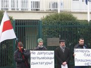 Pikieta przed łotewską ambasadą