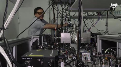 Toruńscy fizycy udoskonalą działanie optycznego zegara atomowego