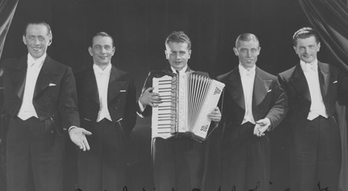 Chór Dana. W środku, z akordeonem, Władysław Daniłowski, drugi z lewej - Mieczysław Fogg.