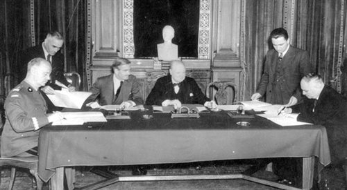Podpisanie układu, Londyn 30 lipca 1941. Od lewej: gen. Władysław Sikorski, Anthony Eden, Winston Churchill i Iwan Majski.