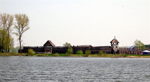 Osada w Biskupinie - widok z jeziora. Źr. Wikimedia Commonsdomena publiczna