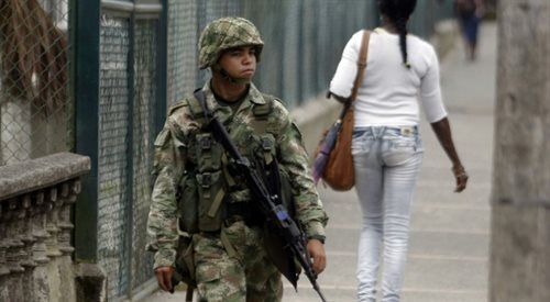 Widok żołnierzy na ulicach miast to codzienność mieszkańców wielu miast Kolumbii. Ciągle dochodzi tam do porwań państwowych urzędników przez partyzantów FARC.