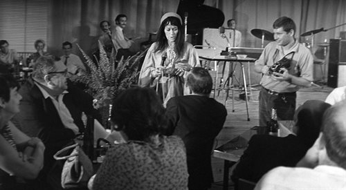 Warszawa 1970. Aktorka Alina Janowska występuje podczas audycji radiowej