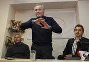 Po wyborach liderzy białoruskiej opozycji - Mikoła Statkiewicz, Uładzimir Niaklajeu, Anatol Labiedźka wezwali Zachód, by nie uznawał wyborów na Białorusi ze względu na fałszerstwa