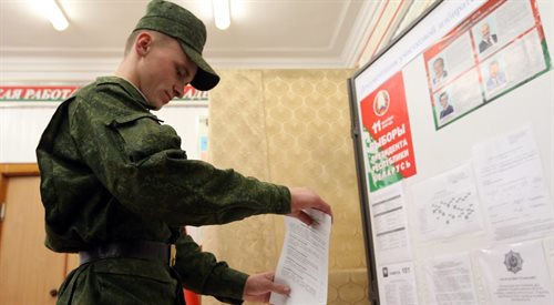 Białoruski kadet bierze udział w przedterminowym głosowaniu