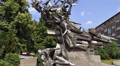 Pomnik obrońców Poczty Polskiej odsłonięty w 1979 Znajduje się blisko wejścia do jej budynku