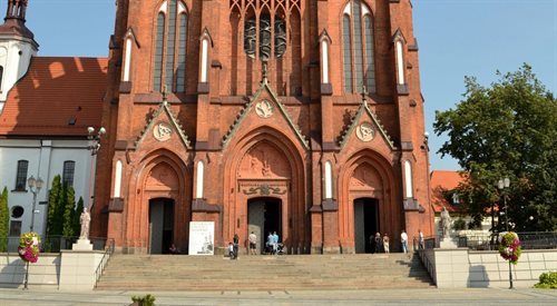 Widok na fasadę białostockiej katedry.